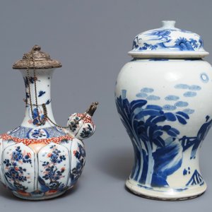 A Chinese blue and white covered vase and an Imari-style kendi, Kangxi — 照片 3