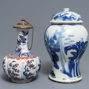 A Chinese blue and white covered vase and an Imari-style kendi, Kangxi — 照片 4