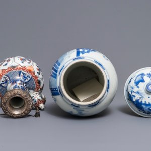 A Chinese blue and white covered vase and an Imari-style kendi, Kangxi — 照片 5