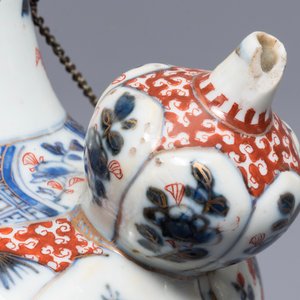 A Chinese blue and white covered vase and an Imari-style kendi, Kangxi — 照片 7