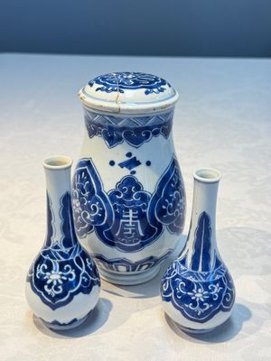 A Chinese blue and white covered vase and two bottle vases, Chenghua and jade marks, Kangxi — photo 1