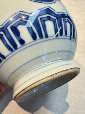 A Chinese blue and white covered vase and two bottle vases, Chenghua and jade marks, Kangxi — photo 13