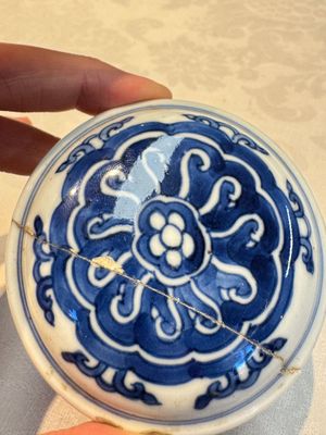 A Chinese blue and white covered vase and two bottle vases, Chenghua and jade marks, Kangxi — photo 20