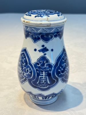 A Chinese blue and white covered vase and two bottle vases, Chenghua and jade marks, Kangxi — photo 2
