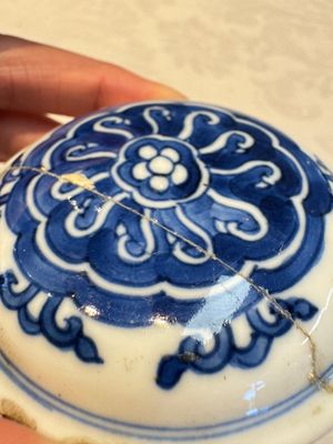 A Chinese blue and white covered vase and two bottle vases, Chenghua and jade marks, Kangxi — photo 21