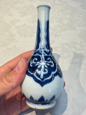 A Chinese blue and white covered vase and two bottle vases, Chenghua and jade marks, Kangxi — photo 27