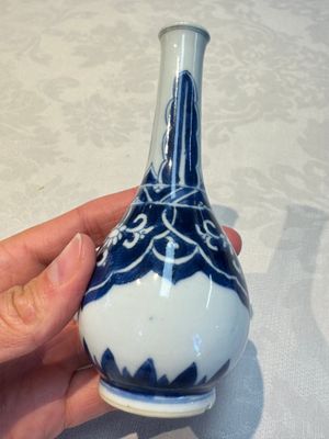 A Chinese blue and white covered vase and two bottle vases, Chenghua and jade marks, Kangxi — photo 28