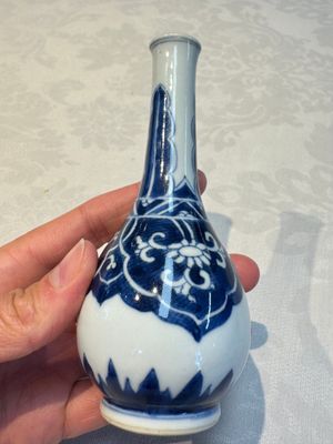 A Chinese blue and white covered vase and two bottle vases, Chenghua and jade marks, Kangxi — photo 29