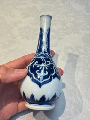 A Chinese blue and white covered vase and two bottle vases, Chenghua and jade marks, Kangxi — photo 30
