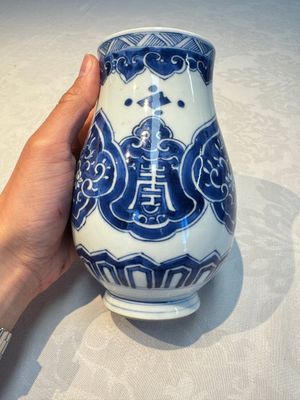 A Chinese blue and white covered vase and two bottle vases, Chenghua and jade marks, Kangxi — photo 3