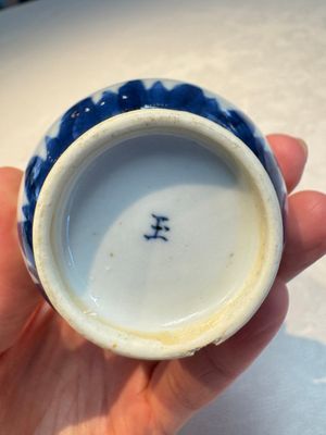A Chinese blue and white covered vase and two bottle vases, Chenghua and jade marks, Kangxi — photo 33