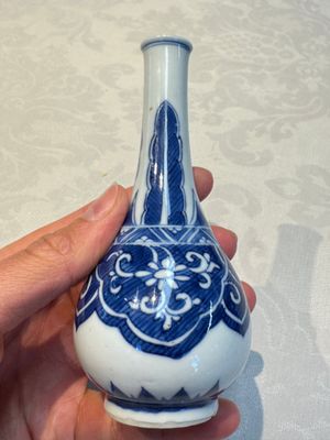 A Chinese blue and white covered vase and two bottle vases, Chenghua and jade marks, Kangxi — photo 37