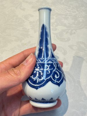 A Chinese blue and white covered vase and two bottle vases, Chenghua and jade marks, Kangxi — photo 38