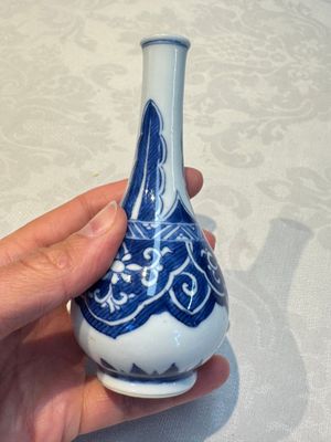 A Chinese blue and white covered vase and two bottle vases, Chenghua and jade marks, Kangxi — photo 39