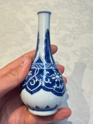 A Chinese blue and white covered vase and two bottle vases, Chenghua and jade marks, Kangxi — photo 40