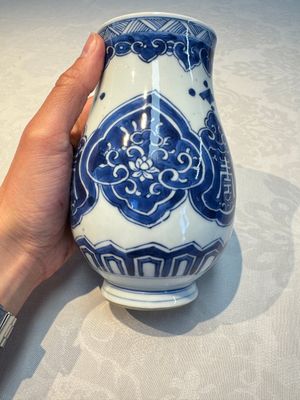 A Chinese blue and white covered vase and two bottle vases, Chenghua and jade marks, Kangxi — photo 4