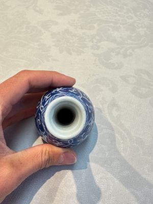 A Chinese blue and white covered vase and two bottle vases, Chenghua and jade marks, Kangxi — photo 41