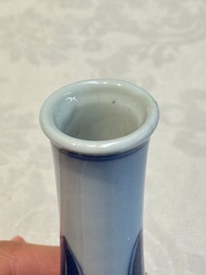 A Chinese blue and white covered vase and two bottle vases, Chenghua and jade marks, Kangxi — photo 42