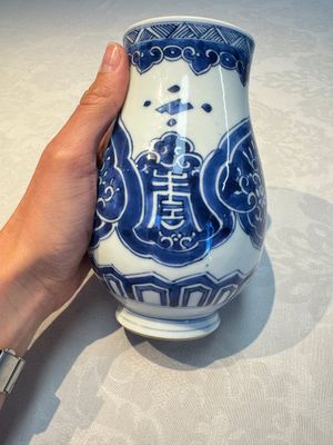 A Chinese blue and white covered vase and two bottle vases, Chenghua and jade marks, Kangxi — photo 5