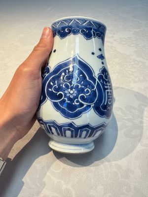 A Chinese blue and white covered vase and two bottle vases, Chenghua and jade marks, Kangxi — photo 6