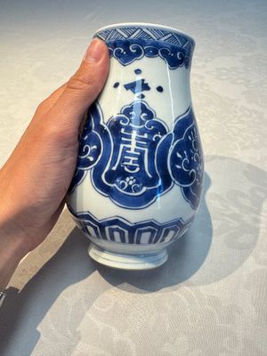 A Chinese blue and white covered vase and two bottle vases, Chenghua and jade marks, Kangxi — photo 7