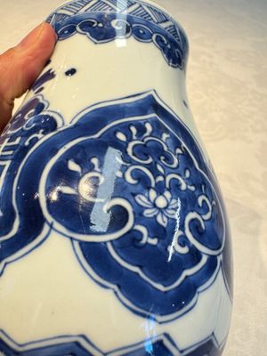 A Chinese blue and white covered vase and two bottle vases, Chenghua and jade marks, Kangxi — photo 8
