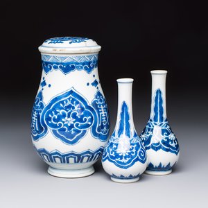 A Chinese blue and white covered vase and two bottle vases, Chenghua and jade marks, Kangxi — photo 1