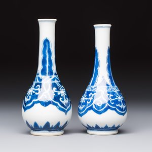 A Chinese blue and white covered vase and two bottle vases, Chenghua and jade marks, Kangxi — photo 11