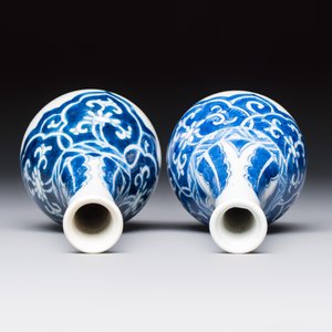 A Chinese blue and white covered vase and two bottle vases, Chenghua and jade marks, Kangxi — photo 12
