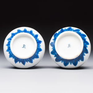 A Chinese blue and white covered vase and two bottle vases, Chenghua and jade marks, Kangxi — photo 13