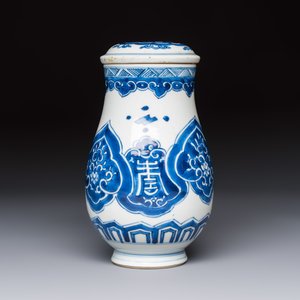 A Chinese blue and white covered vase and two bottle vases, Chenghua and jade marks, Kangxi — photo 2
