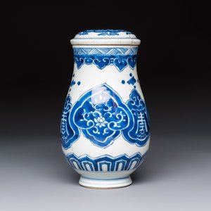 A Chinese blue and white covered vase and two bottle vases, Chenghua and jade marks, Kangxi — photo 3
