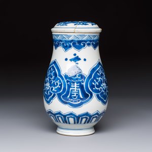 A Chinese blue and white covered vase and two bottle vases, Chenghua and jade marks, Kangxi — photo 4