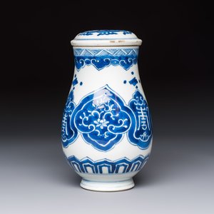 A Chinese blue and white covered vase and two bottle vases, Chenghua and jade marks, Kangxi — photo 5