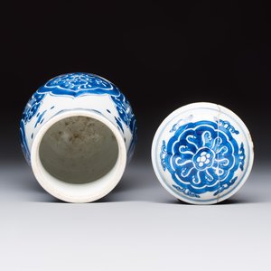 A Chinese blue and white covered vase and two bottle vases, Chenghua and jade marks, Kangxi — photo 6