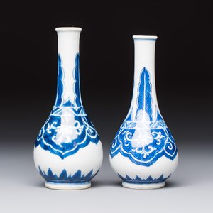 A Chinese blue and white covered vase and two bottle vases, Chenghua and jade marks, Kangxi — photo 8
