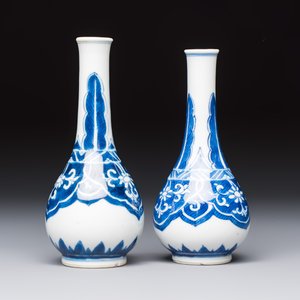 A Chinese blue and white covered vase and two bottle vases, Chenghua and jade marks, Kangxi — photo 9