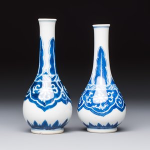 A Chinese blue and white covered vase and two bottle vases, Chenghua and jade marks, Kangxi — photo 10