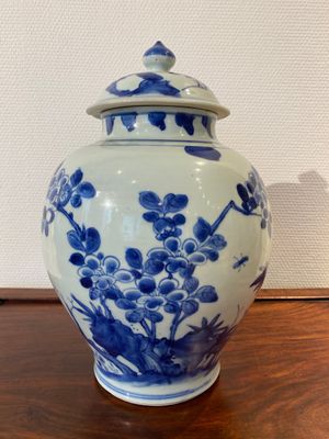 A Chinese blue and white covered vase with birds among blossoming branches, Transitional period — 照片 1