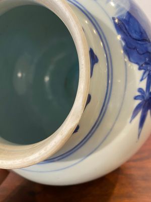 A Chinese blue and white covered vase with birds among blossoming branches, Transitional period — 照片 11