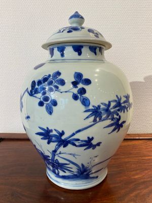 A Chinese blue and white covered vase with birds among blossoming branches, Transitional period — 照片 2