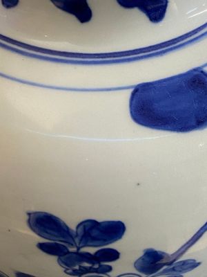 A Chinese blue and white covered vase with birds among blossoming branches, Transitional period — 照片 21
