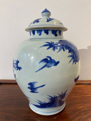 A Chinese blue and white covered vase with birds among blossoming branches, Transitional period — 照片 3