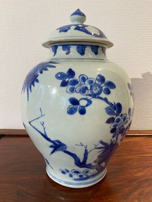 A Chinese blue and white covered vase with birds among blossoming branches, Transitional period — 照片 5