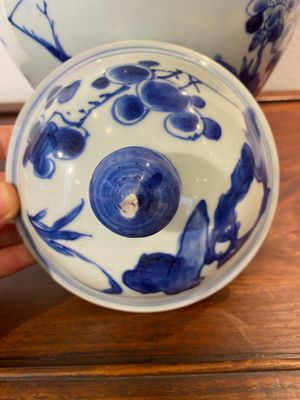 A Chinese blue and white covered vase with birds among blossoming branches, Transitional period — 照片 6