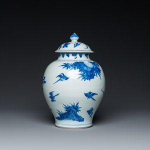 A Chinese blue and white covered vase with birds among blossoming branches, Transitional period — 照片 1