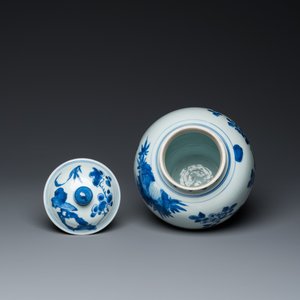 A Chinese blue and white covered vase with birds among blossoming branches, Transitional period — 照片 5