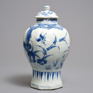 A Chinese blue and white covered vase with birds among flowers, Transitional period — 照片 3