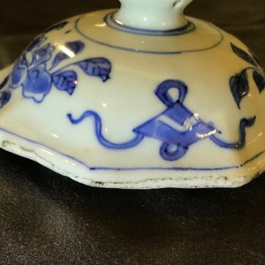 A Chinese blue and white covered vase with birds among flowers, Transitional period — 照片 7