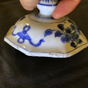 A Chinese blue and white covered vase with birds among flowers, Transitional period — 照片 10
